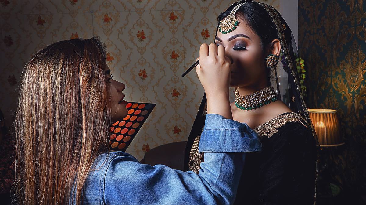 Close-up of a makeup application tool showing adjustable magnification and daylight-balanced LEDs for precise beauty routines