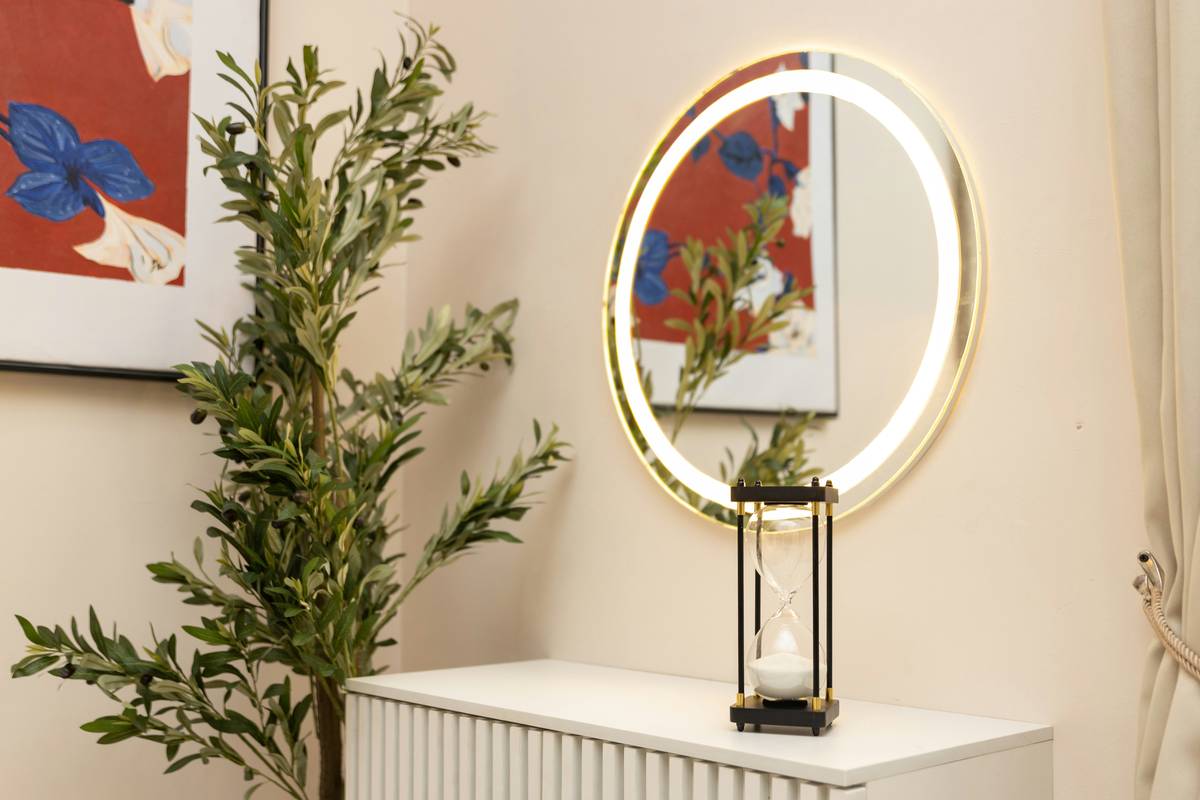 Why Your Beauty Vanity Mirror Is Sabotaging Your Makeup—And How to Fix It